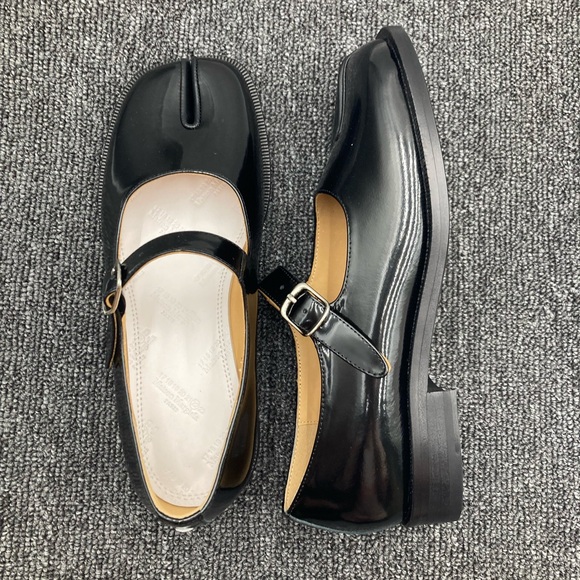 Maison Martin Margiela Shoes - Maison Martin Margiela Black Tabi Mary Jane Flats